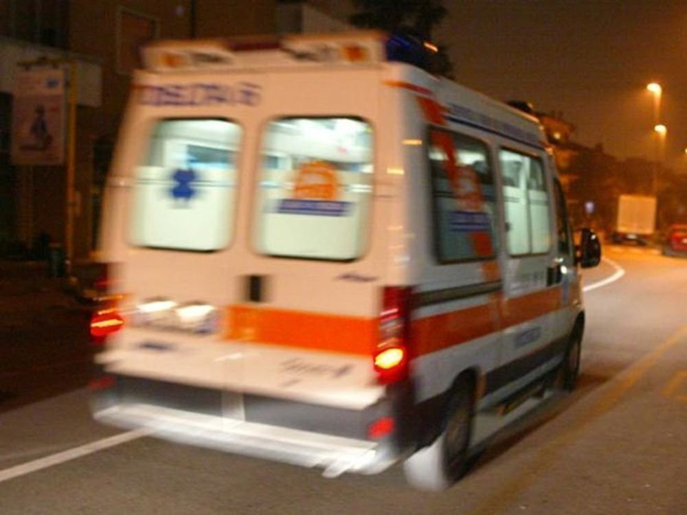 Grave incidente a Muggia: motociclista di 22 anni finisce sotto un'auto, ferito anche un bambino